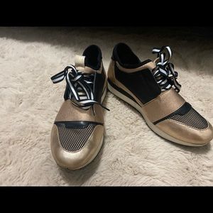 Steve Madden size 6 comfy gold and black sneakers